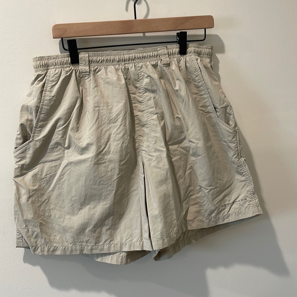 Columbia khaki PFG shorts size large